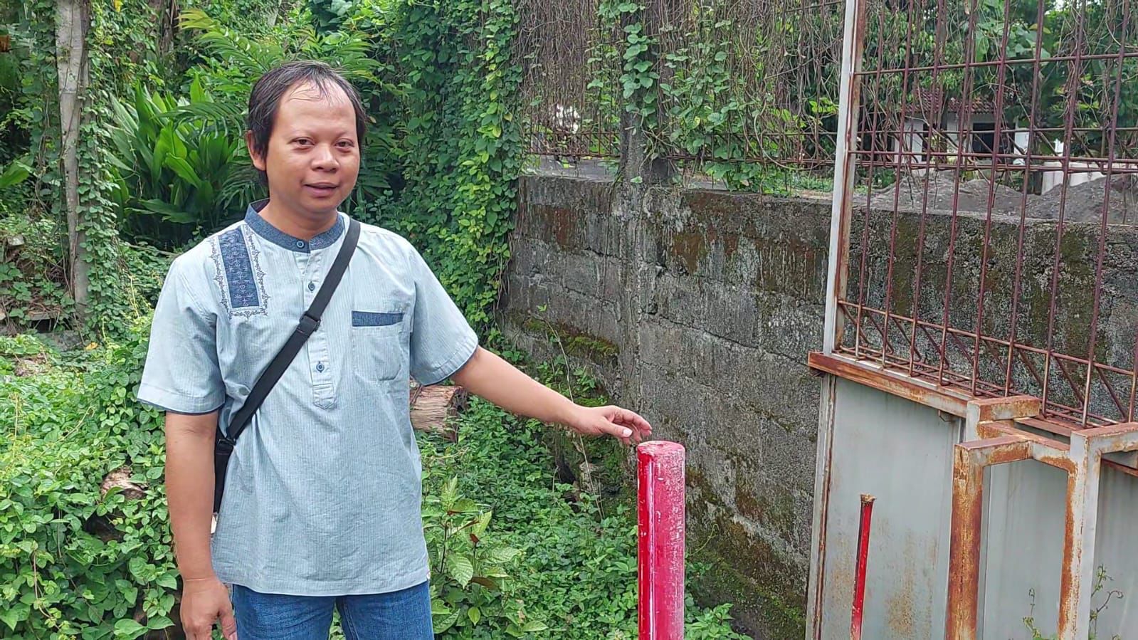 Dukuh Jamus Priyo menunjukkan 2 patok yang digadang-gadang sebagai patok proyek Pembangunan Jalan Tol.