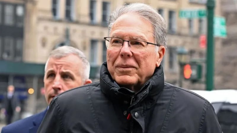 Wayne LaPierre di luar Gedung Mahkamah Agung Negara Bagian New York di Lower Manhattan