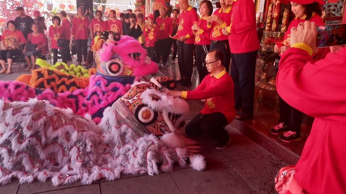 SEMARAK: Warga tampak antusias menyaksikan perayaan Cap Go Meh di Kota Magelang. Meski berdesakan, mereka tetap ingin mengabadikan momen perayaan itu.
