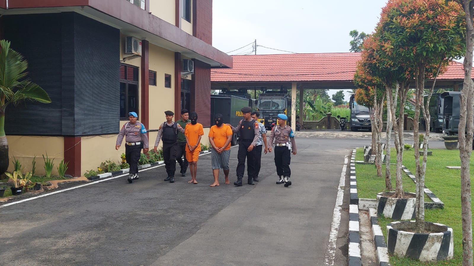 KOMPLOTAN: Kedua pelaku digiring ke Polres Kulon Progo (Anom Bagaskoro)