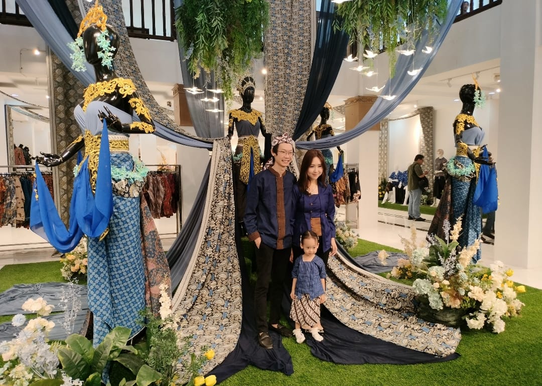 Owner Batik Benang Ratu Christian Sinudarsono dan Maria Eunike Santoso berfoto di outlet Batik Benang Ratu cabang Yogyakarta yang baru