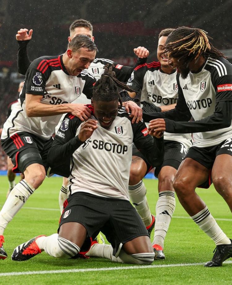 Selebrasi Pemain Fulham Setelah Mencetak Gol Ke Gawang Manchester United
