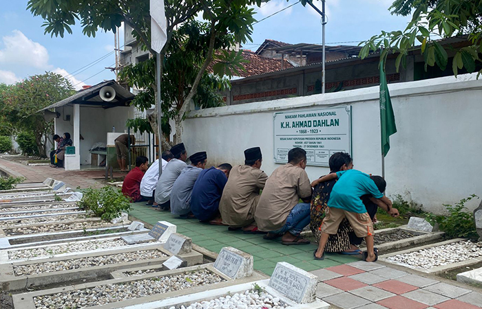 ZIARAH: Rombongan pengunjung berdoa di makam Pahlawan Nasional dan pendiri Muhammadiyah KH Ahmad Dahlan di Makam Karangkajen, Jogja, (25/2).Agung Dwi Prakoso/Radar Jogja