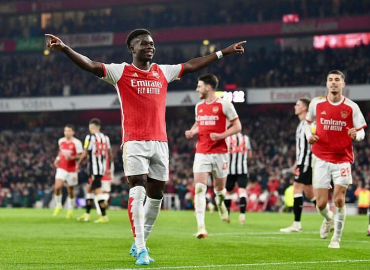 Penyerang muda Bukayo Saka melakukan selebrasi usai ciptakan gol dalam Pertandingan melawan Newcastle 4-1
