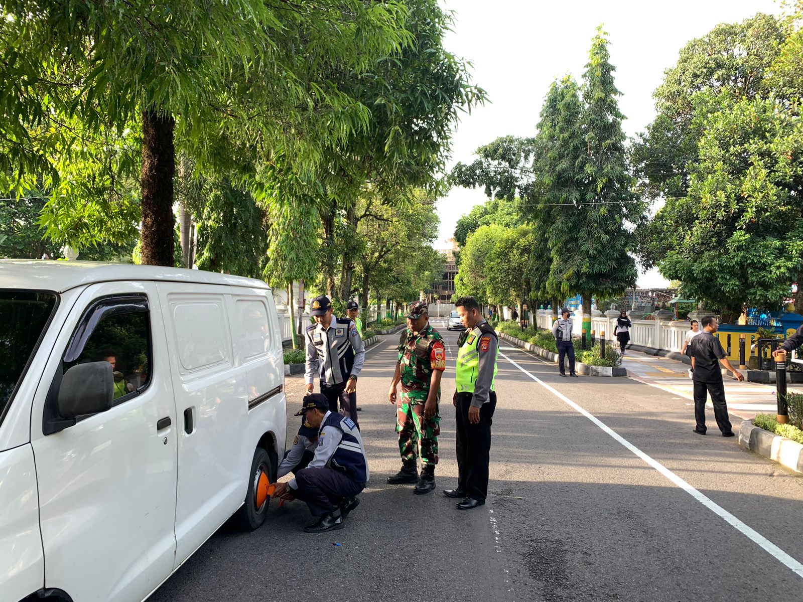 TEGAS: Petugas Dishub Sleman saat melakukan penindakan berupa penggembokan terhadap pelanggar parkir beberapa waktu lalu.