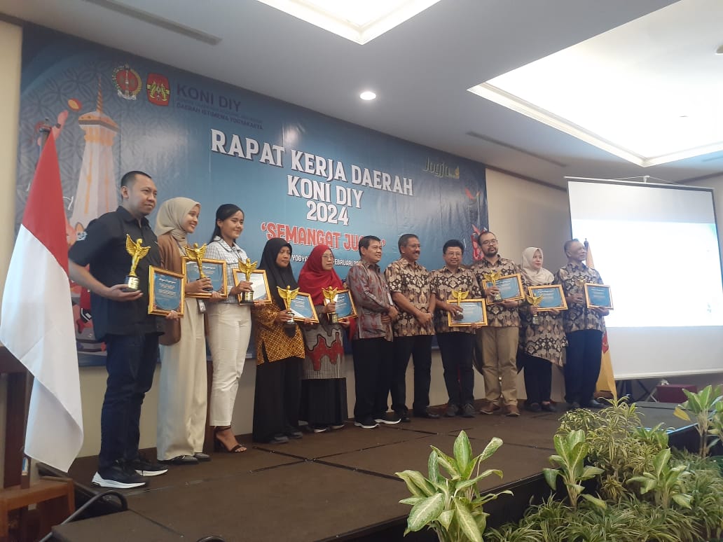 PRESTASI: Sejumlah perwakilan cabor berprestasi, orang tua atlet berprestasi, dan mitra kerja mendapatkan penghargaan dari KONI DIY dalam Rakerda KONI DIY 2024 di Hotel Loman, Sabtu (24/2) lalu.