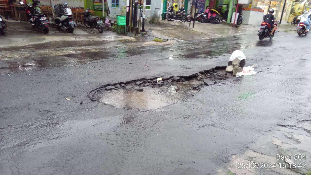 LUBANG: Lokasi di Jalan Raya Candi Gebang, Padukuhan Jetis, Wedomartani, Ngemplak, pada Minggu (25/2). Di lokasi tersebut sempat terjadi banjir yang mengganggu arus lalu linta
