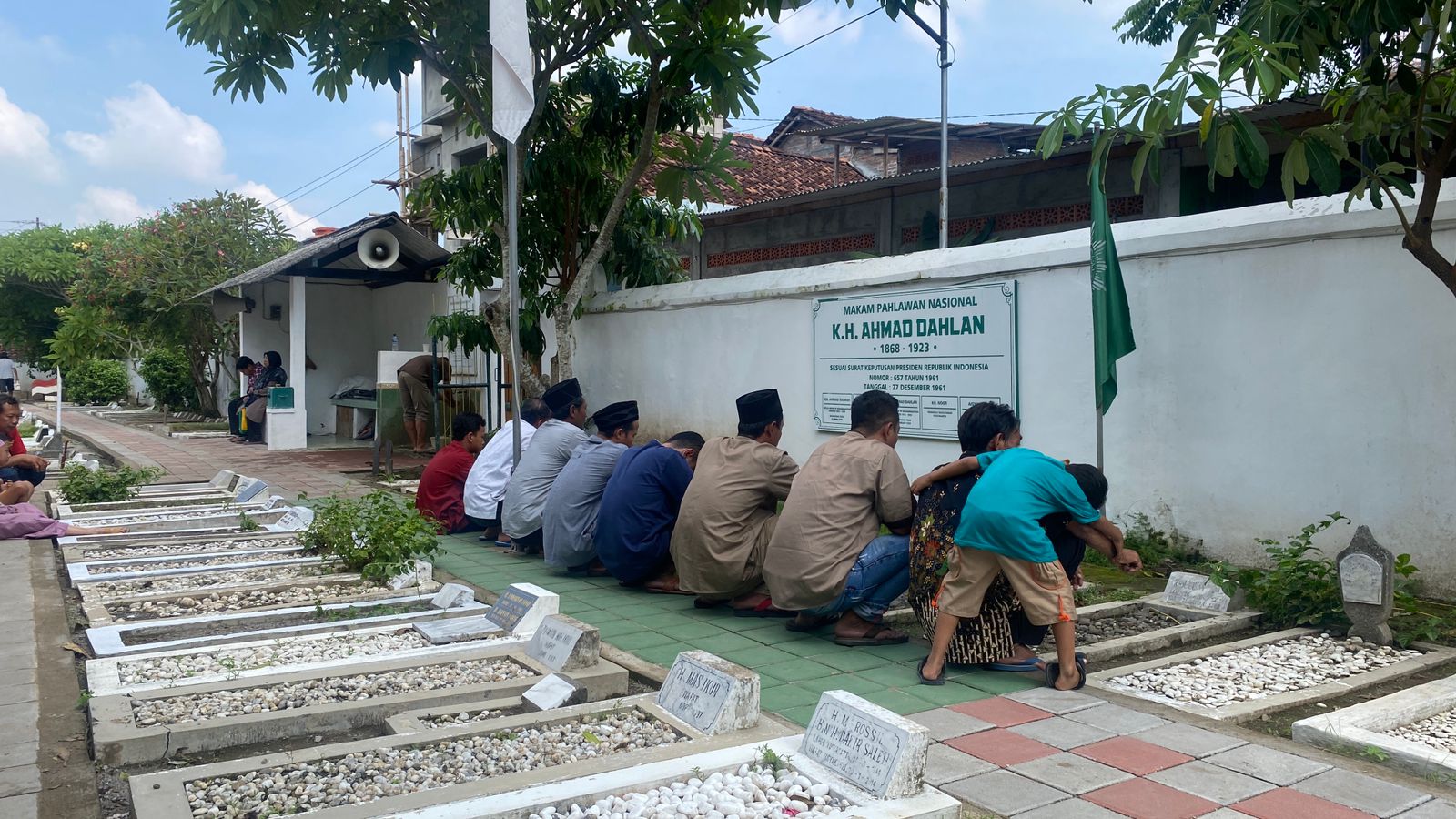 Rombongan pengunjung sedang berziarah di makam salah seorang pahlawan nasional Indonesia, KH Ahmad Dahlan di Makam Karangkajen, Jogja Minggu (25/2/2024).