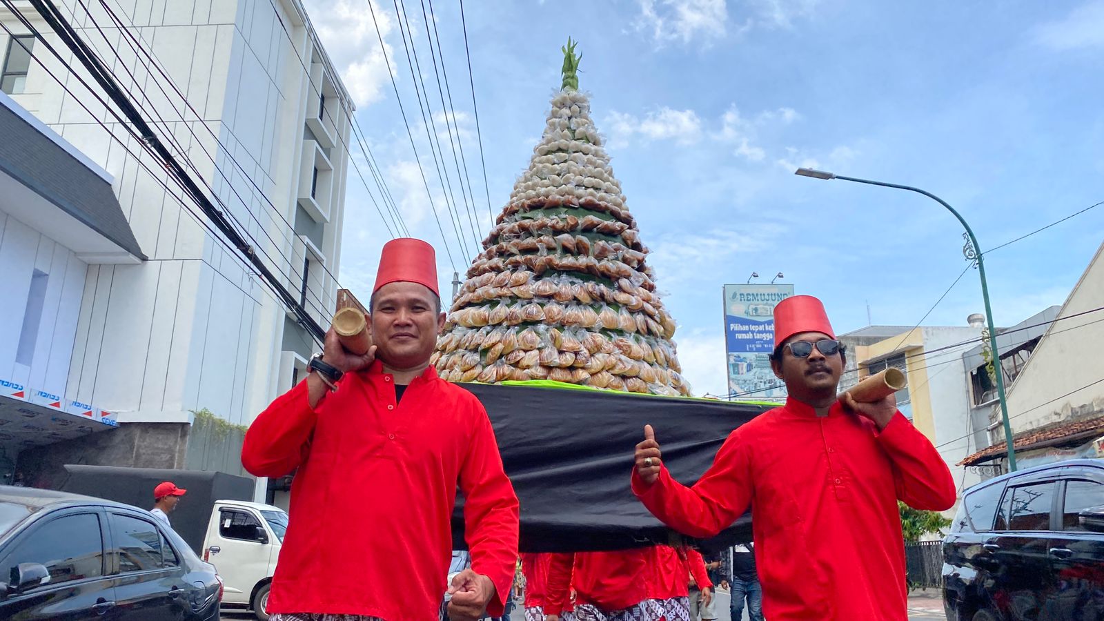 Suasana arak-arakan rombongan peserta Festival Apem