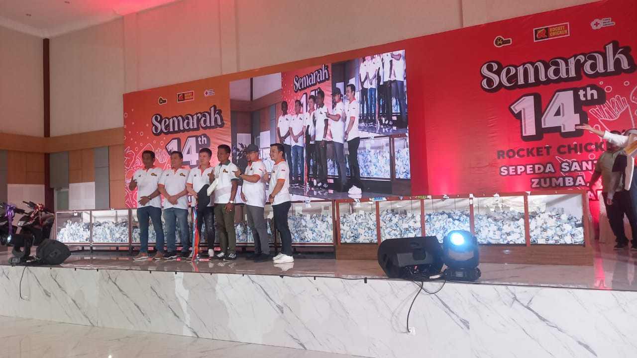 Semarak HUT Ke-14 Tahun Rocket Chicken Jogja, Customer Dapatkan Hadiah Motor, Mobil dan Umroh, Presdir Terharu Saat Penyerahan