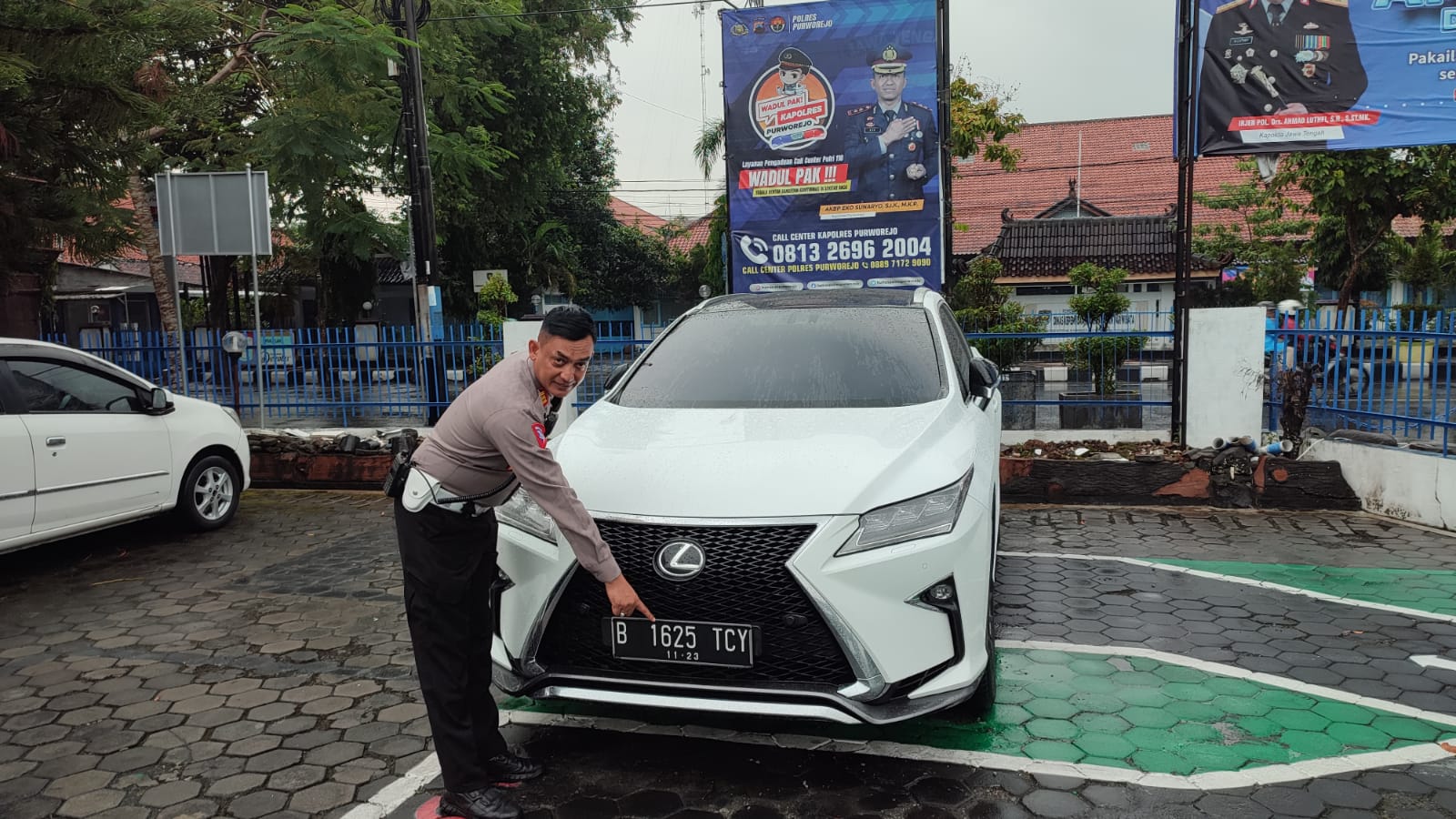 BARANG BUKTI: Kasatlantas Polres Purworejo AKP Untung Ariyono menunjukkan mobil Lexus yang diamankan di Satlantas Polres Purworejo lantaran STNK mati pada November 2023 lalu, Minggu (25/2).