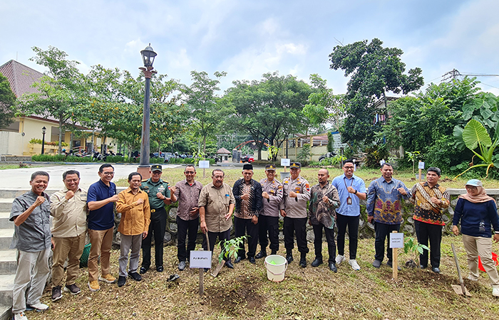 SIMBOLIS: Sejumlah tamu undangan melakukan penanaman pohon secara simbolis pada perayaan HPN 2024&nbsp;di Taman Wisata Air Kalibening, Sabtu (24/2).