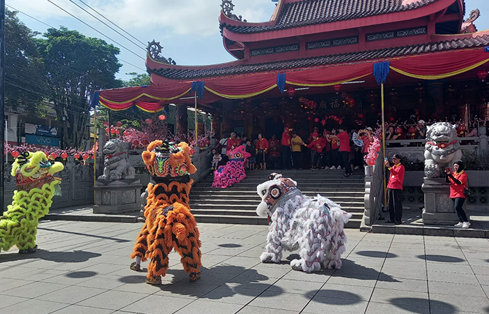 SEMARAK: Warga tampak antusias menyaksikan perayaan Cap Go Meh di Kota Magelang, (25/5).NAILA NIHAYAH/RADAR JOGJA