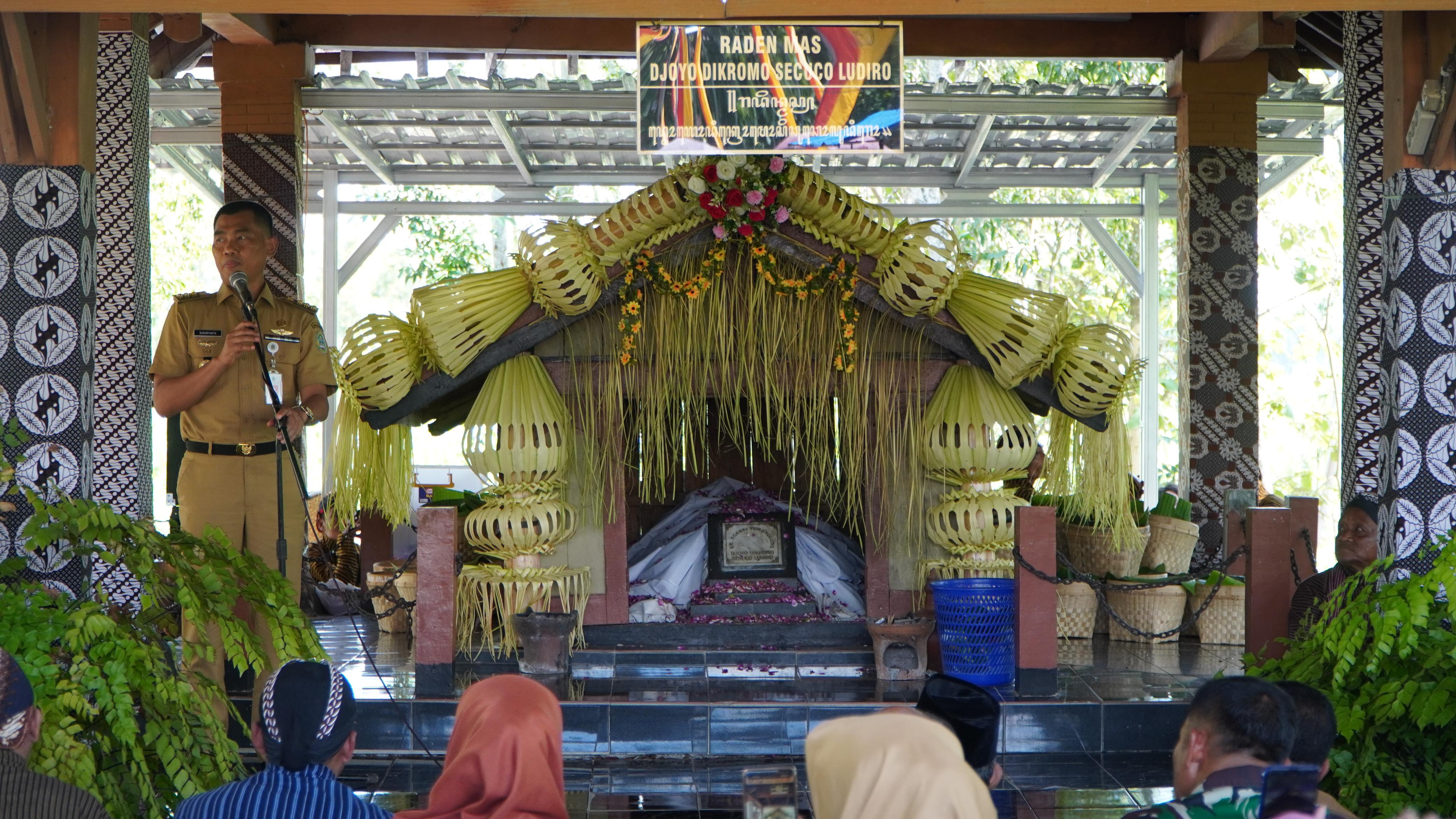 Tradisi Nyadran Ingkung Ayam di makam Raden Mas Djoyo Dikromo Secuco Ludiro, Padukuhan Blarangan, Ponjong, Gunungkidul, Senin (26/2).