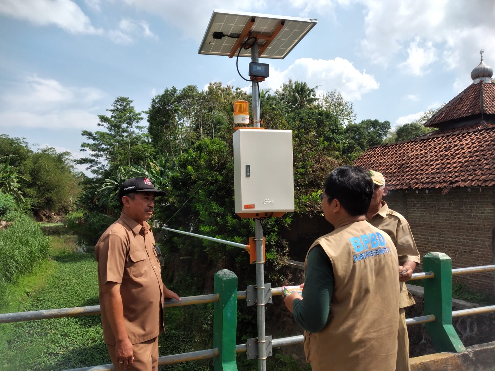 SIAGA: Petugas Badan Penanggulangan Bencana Daerah (BPBD) Bantul sedang mengecek kondisi alat Early Warning System (EWS) di Kalurahan Imogiri, Kapanewon Imogiri, Bantul.