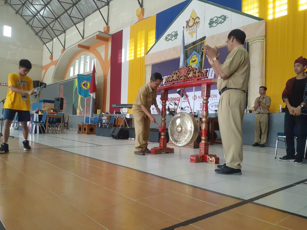 FAIRPLAY: Kepala Sekolah SMP Pangudi Luhur 1 Jogja Yustinus Tri Haryadi dan Kabid Pembinaan SMP Dindikpora Kota Jogja Hasyim membuka Espeelsa Cup 2024 di GOR SMP Pangudi Luhur 1 Jogja, Senin (26/2).