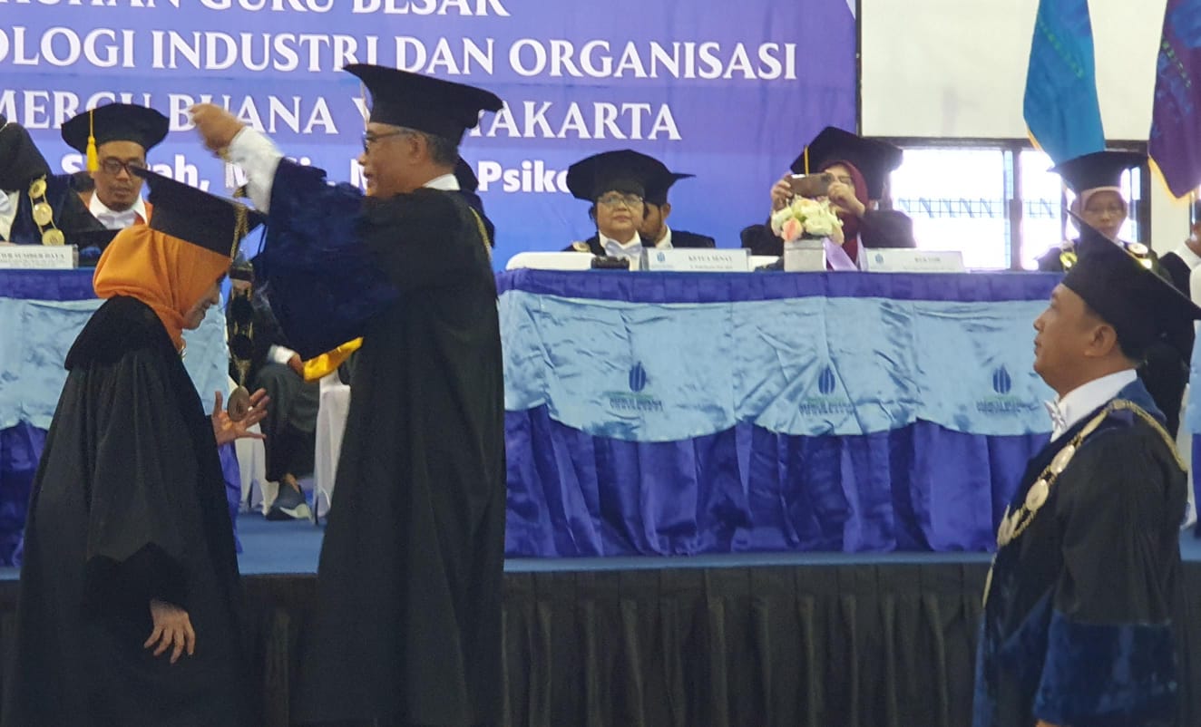 PEMIKIR &ndash; Pengukuhan Prof. Alimatus Sahrah sebagai Guru Besar Bidang Ilmu Psikologi Industri dan Organisasi di Aula Fakultas Ekonomi Kampus 1 UMBY Jl Wates KM 10 Senin (26/4/2024).