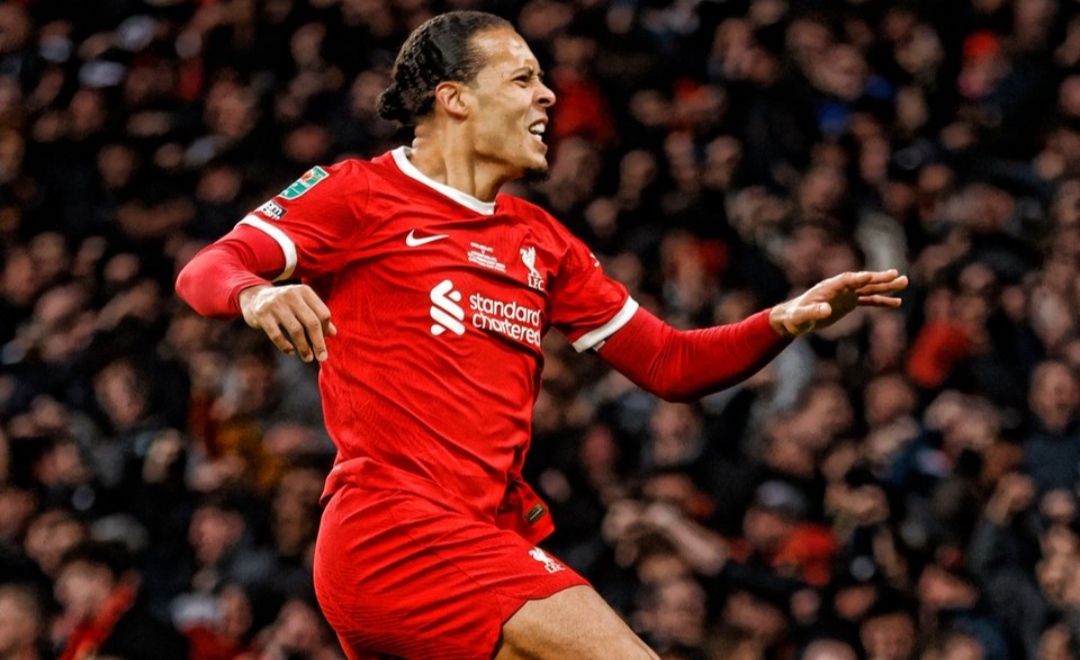 Selebrasi Virgil van Dijk usai ceploskan bola ke gawang Chelsea dan pastikan Liverpool menjadi juara Carabao Cup