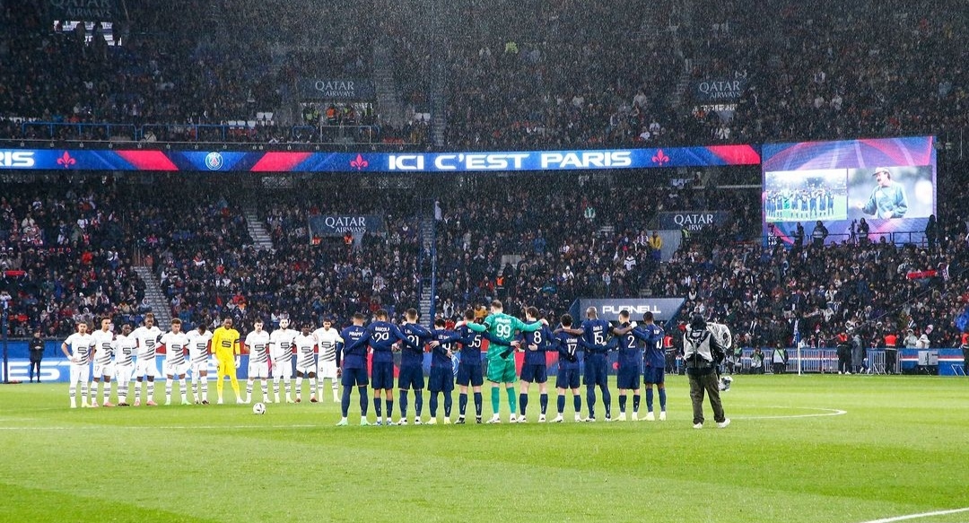 TENANG: PSG dan Rennes lakoni penghormatan kepada Artur Jorge sebelum melakoni pertandingan yang berakhir dengan skor imbang 1-1 (ig psg)