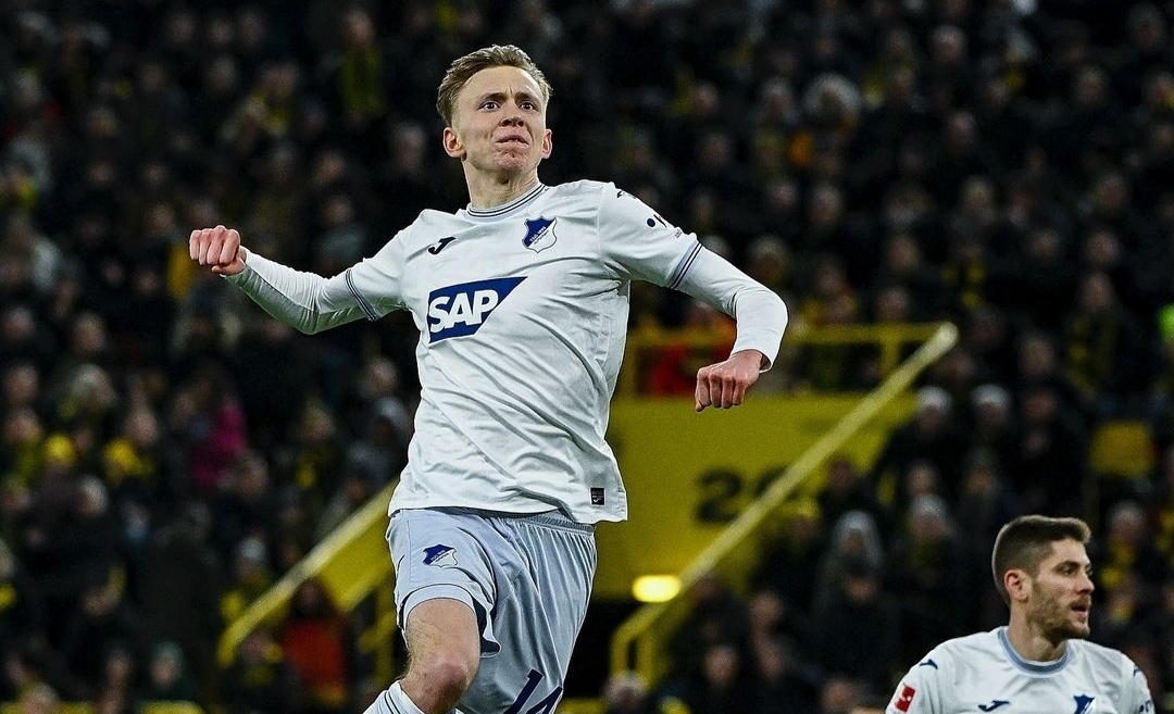 GENGGAM: Selebrasi Maximilian Beier usai jebol gawang Borussia Dortmund dan pastikan Hoffenheim raih tiga poin (ig tsghoffenheim)