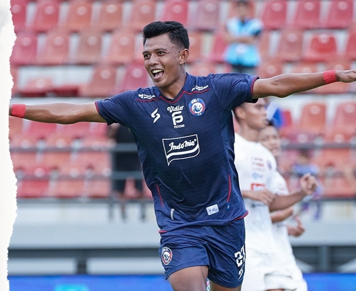 BANGKIT: Selebrasi Dedik Setiawan usai ciptakan gol ke gawang Persija Jakarta (ig aremafcofficial)
