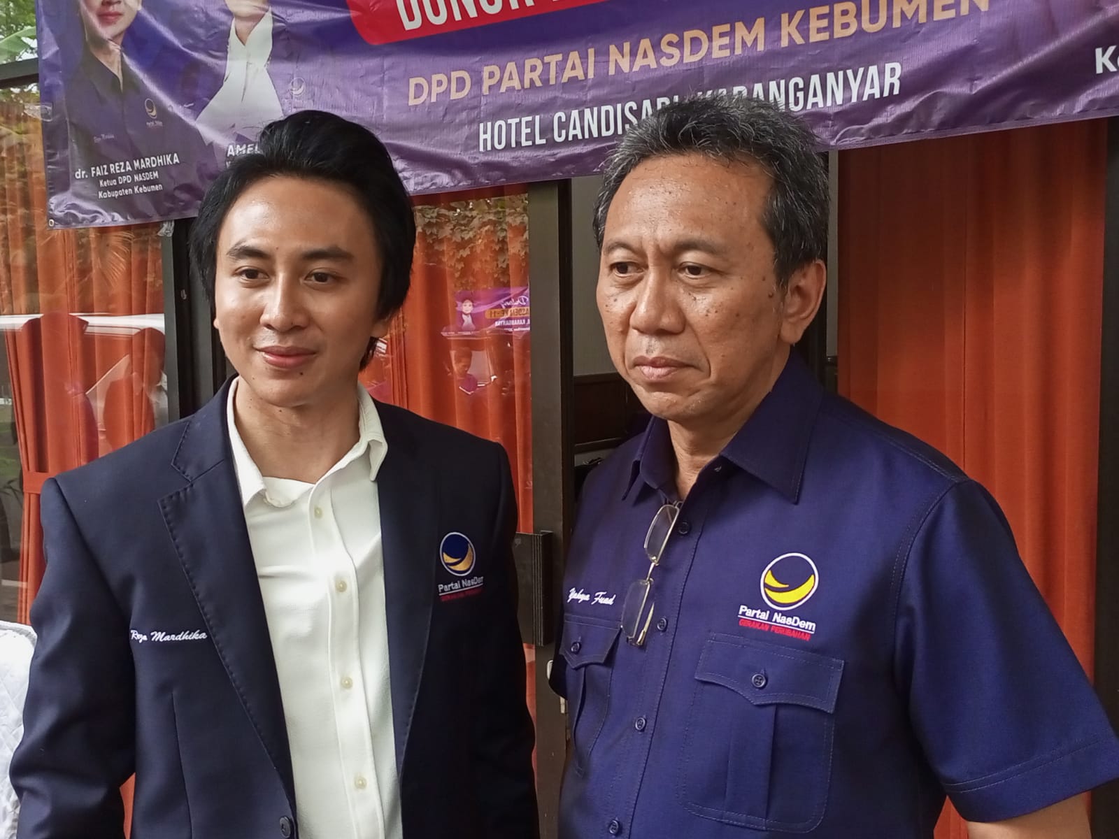 Ketua DPD Partai NasDem Kebumen Faiz Alaudien Reza Mardhika (kiri).
