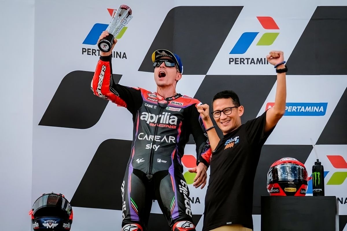 Maverick Vinales Penerimaan Piala Podium ketiga diberi langsung oleh Menteri Pariwisata Sandiaga Uno.