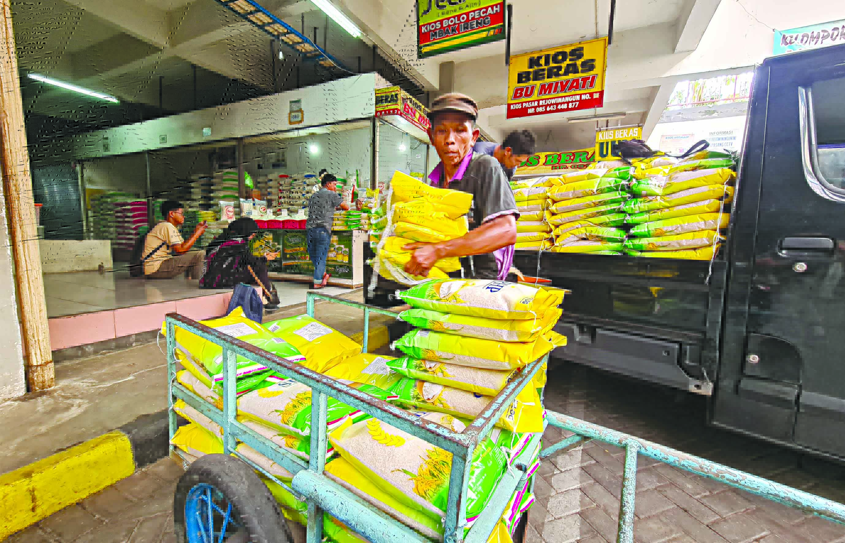 DAPAT SUPLAI: Para pedagang beras di pasar tradisional masih mendapatkan suplai beras jenis SPHP.
