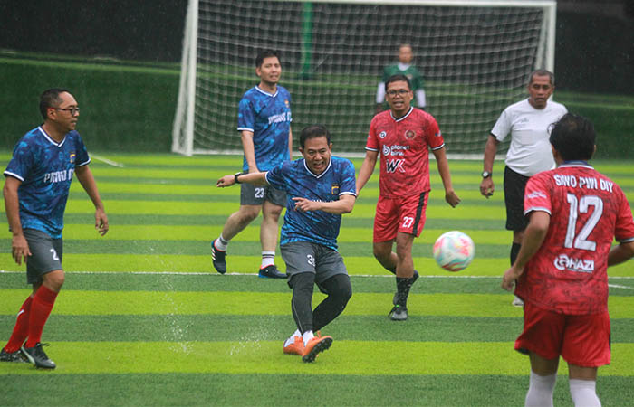 Pertandingan fun mini soccer antara tim pejabat utama Polda DIJ (kostum biru) berhadapan tim wartawan Jogja, di Condongcatur, Sleman, Minggu (25/2).