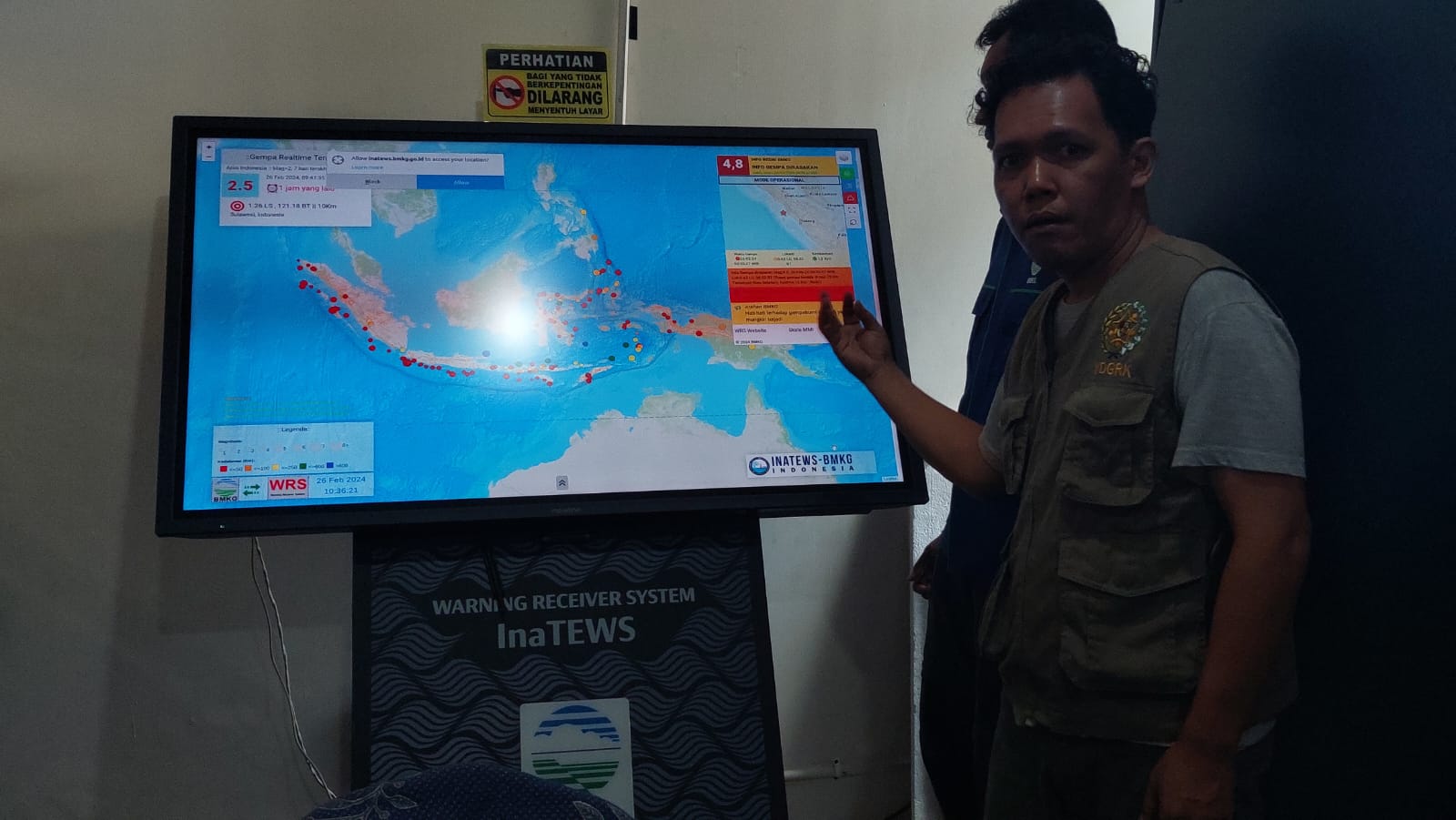 Taufik Prihadi dan Susila menjelaskan cara kerja buka tutup palang Underpass YIA.