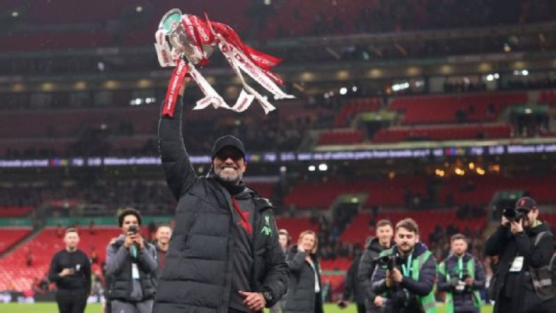 ANGKAT: Pelatih Liverpool, Jurgen Klopp memenangkan trofi pertama The Reds musim ini dan masih memiliki peluang untuk raih quadruple sebelum dirinya mengundurkan diri di akhir musim (Julian Finney)