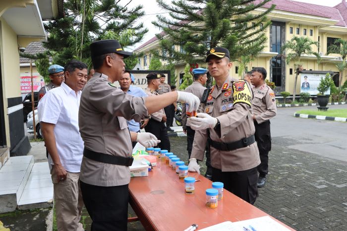 JALANI TES: Wakapolresta Magelang AKBP Roman Smaradhana Elhaj saat menyerahkan urine kepada petugas, Selasa (27/2/2024).