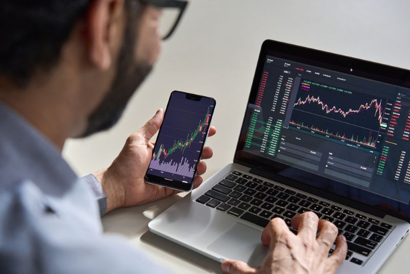 Ilustrasi seseorang sedang menentukan pilihan investasi. Apakah menggunakan reksa dana, obligasi atau saham.