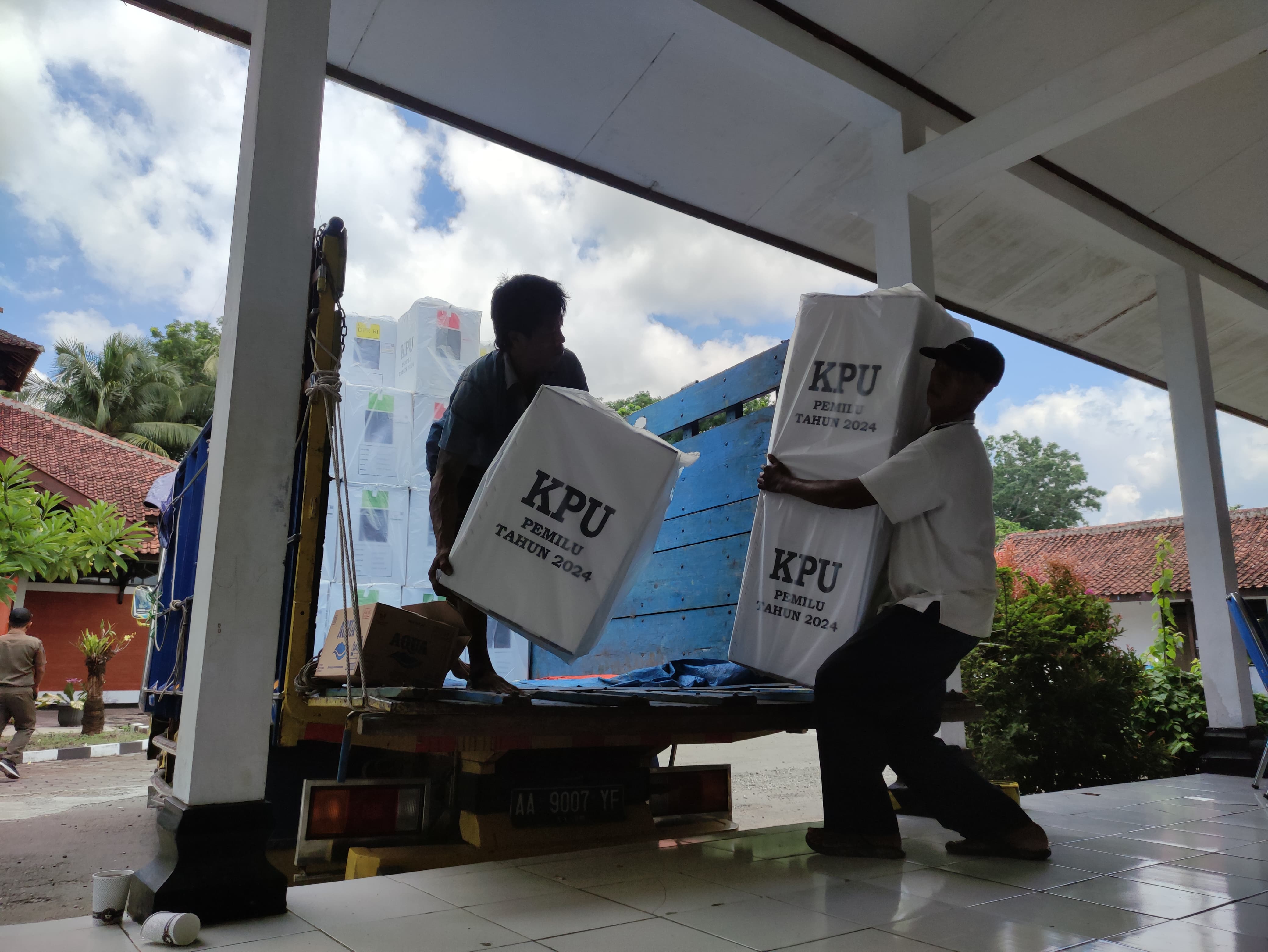 Logistik Pemilu 2024 saat pergeseran logistik dari KPU Kabupaten Purworejo ke salah satu kecamatan beberapa waktu lalu.