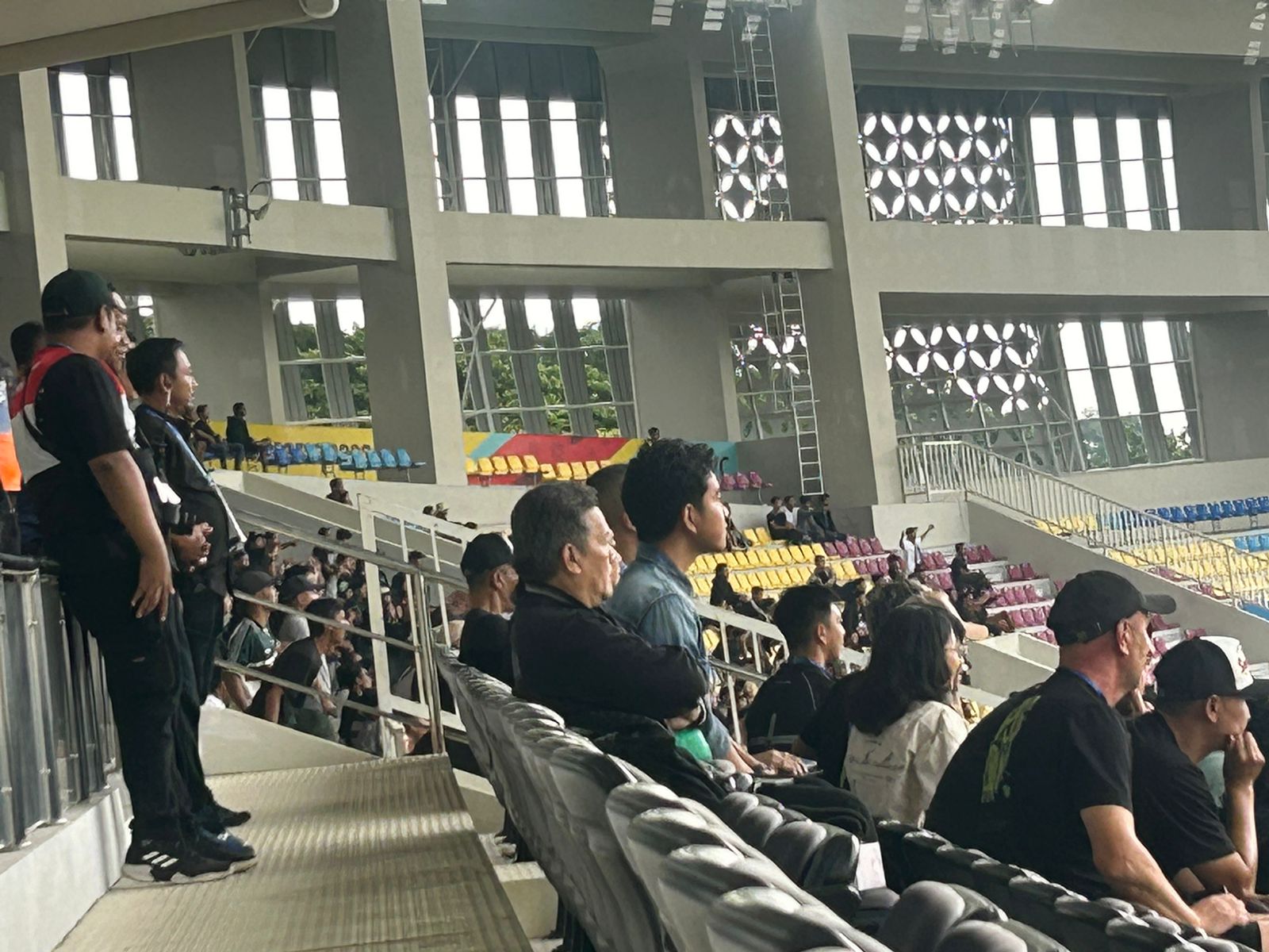 Wali Kota Solo yang juga Calon Wakil Presiden Gibran Rakabuming menonton langsung Pertandingan PSS Sleman melawan Persita Tangerang