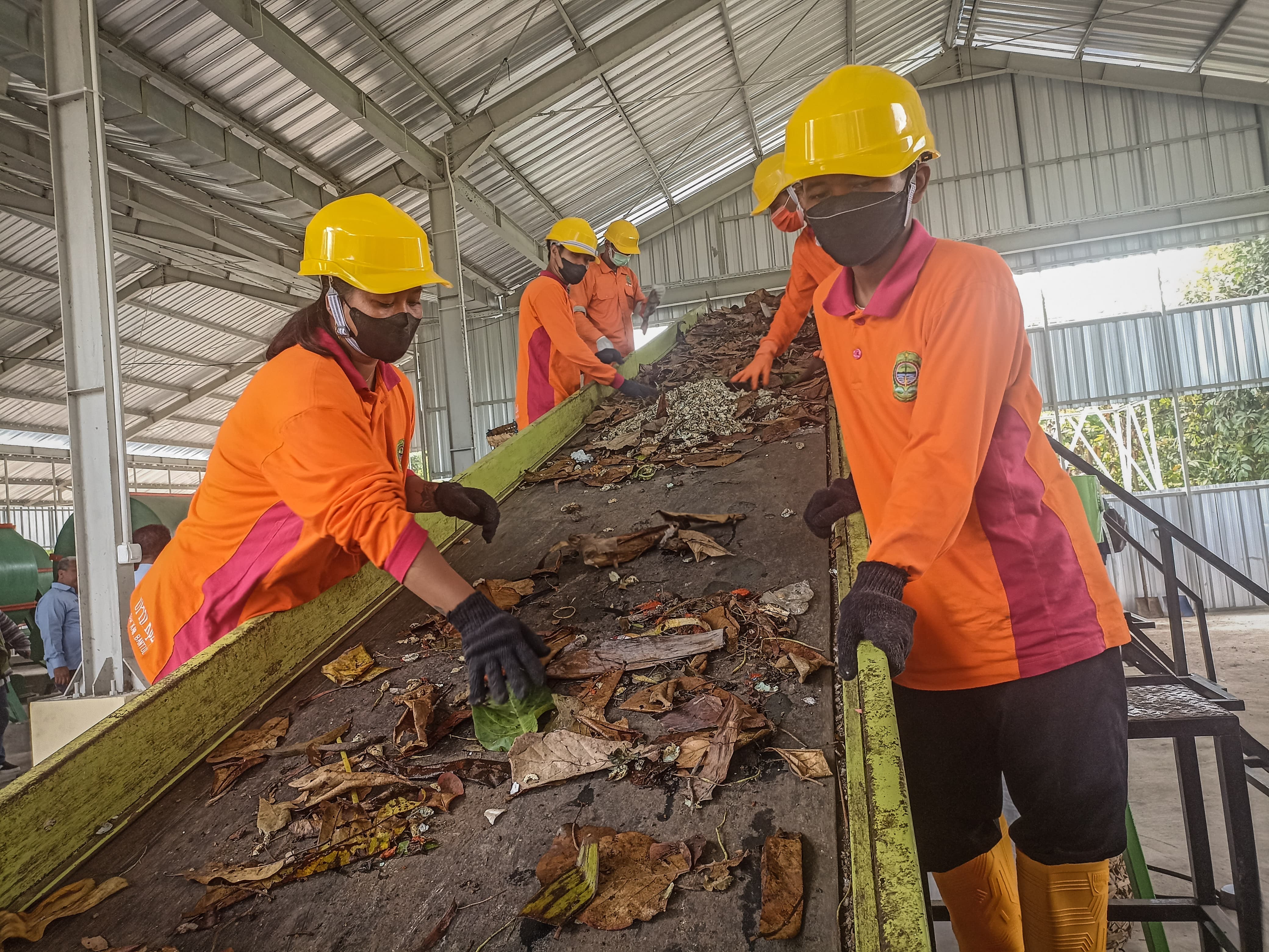 EFEKTIF: Petugas sedang mengolah sampah di Intermediate Treatment Facility (ITF) Niten, Bantul, Selasa (27/2).