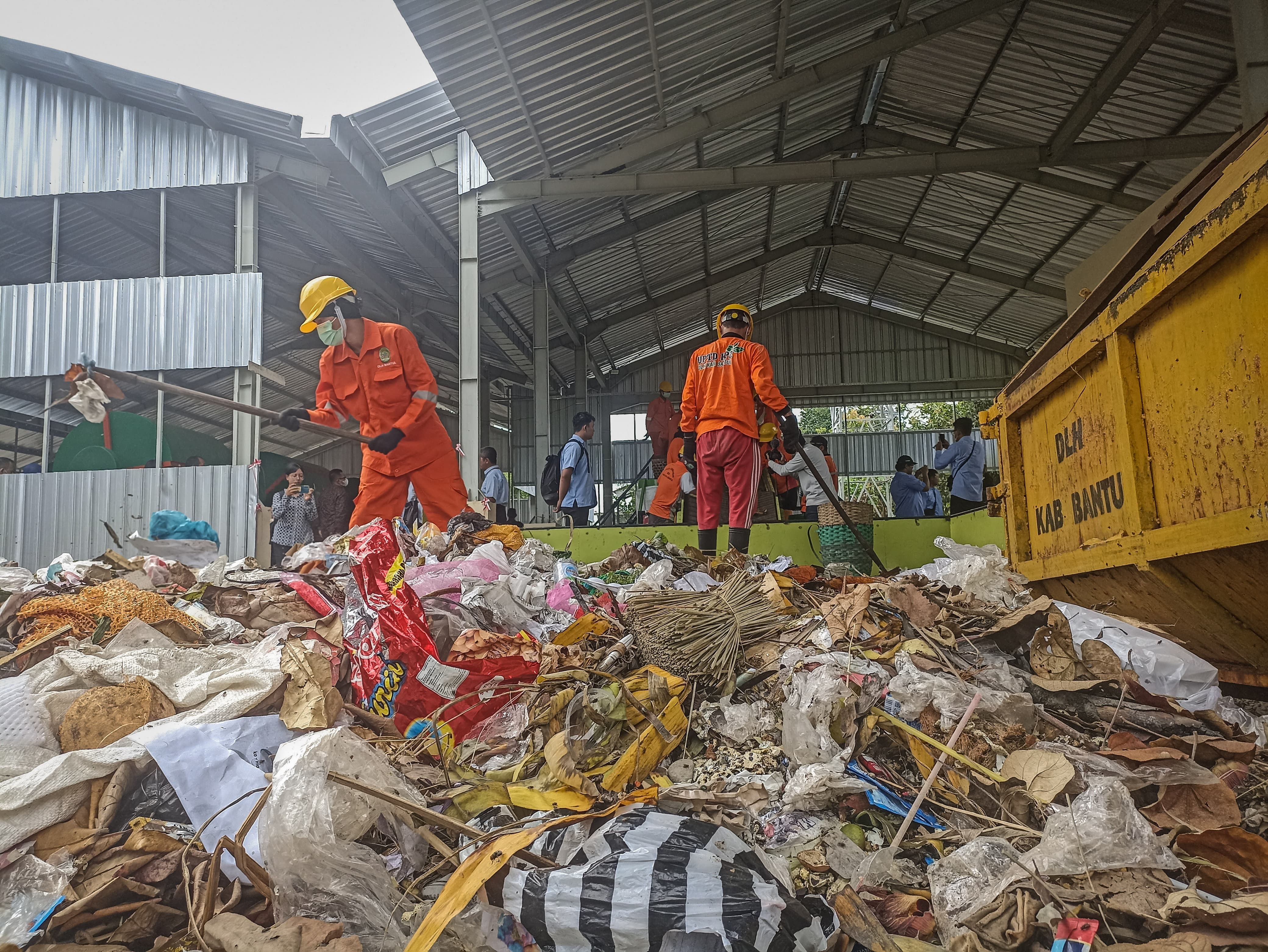 Petugas sedang memilah sampah yang tertumpuk di fasilitas pengolahan sampah ITF Niten, Bantul.