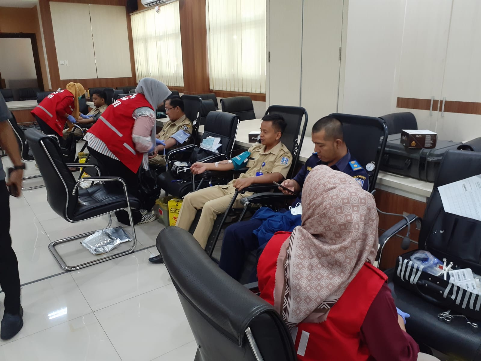 PEDULI: Suasana acara donor darah yang dilaksanakan dalam rangka Hari Pers Nasional (HPN) 2024 di Kantor Sekretariat Daerah Sleman, Senin (26/2).