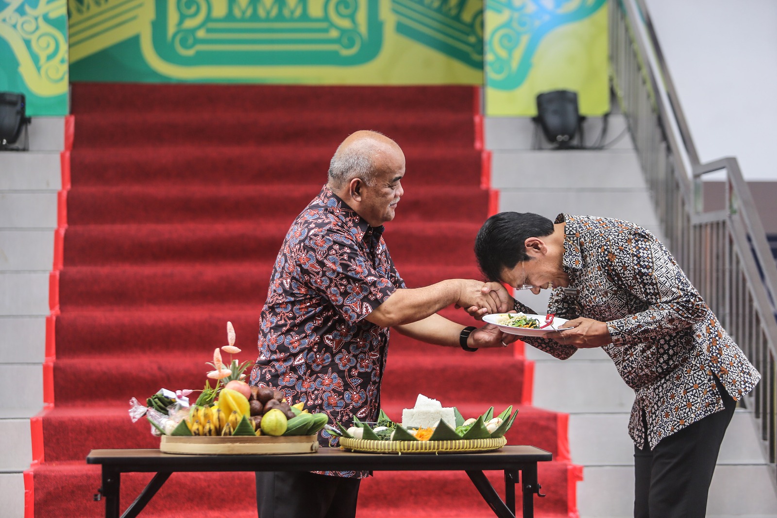 Penjabat Walikota Jogja Singgih Raharjo salim sama Wagub DIY Paku Alam X saat peresmian Pasar Sentul Jogja (27/2/2024).
