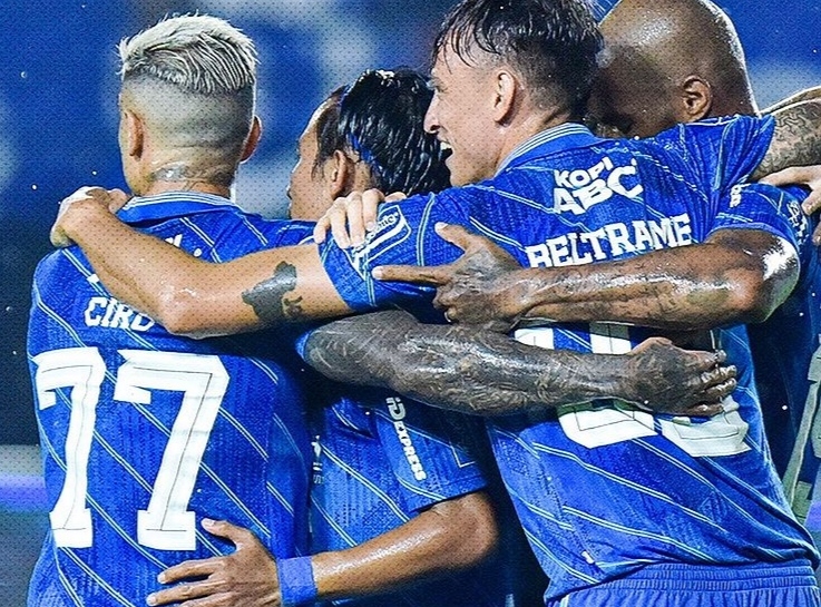 BERSAMA: Kebersamaan penggawang Persib usai cetak gol ke gawang PSIS (ig persib)