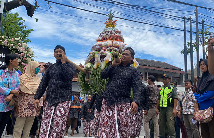 Kirab Boyongan Pedagang Pasar Sentul memasuki area Pasar selepas acara peresmian. Agung Dwi Prakoso / Radar Jogja.