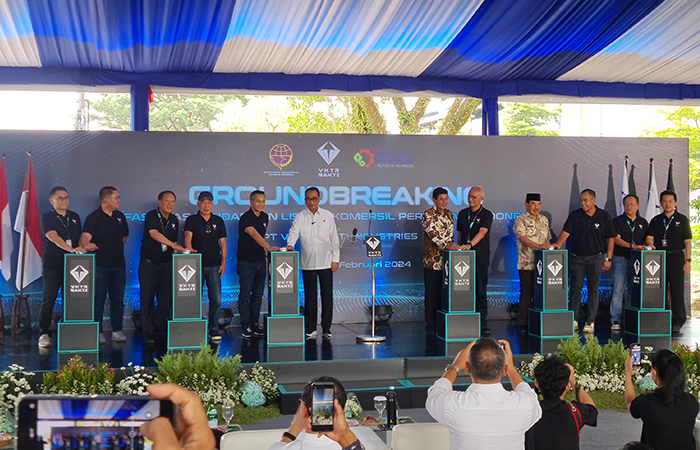 EKSPANSI: Menhub bersama Komisaris Utama PT VKTR saat melakukan groundbreaking fasilitas kendaraan listrik komersil pertama di Karoseri Tri Sakti, Tempuran, Magelang, (27/2).NAILA NIHAYAH/RADAR JOGJA