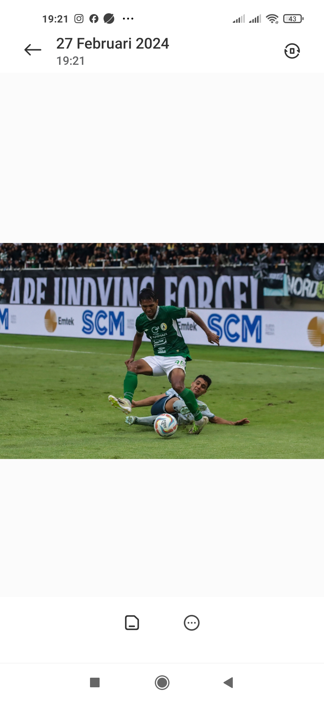 SAMA KUAT: Pemain PSS Sleman berusaha melewati hadangan pemain Persita Tangerang di Stadion Manahan Solo Selasa (27/2).