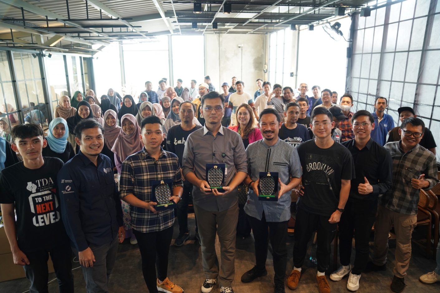 Sesi Foto Bersama Roadshow Bandung pada Tanggal 1 Februari 2024