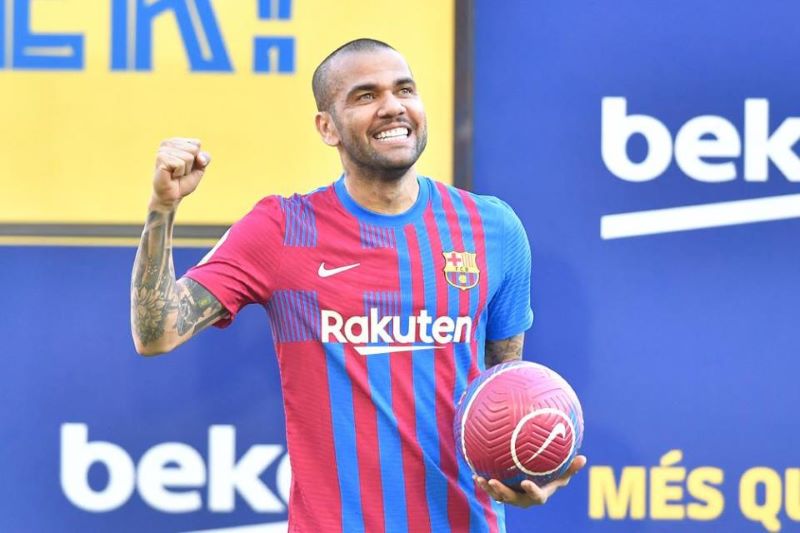 Dani Alves saat Berseragam Barcelona Musim 2022.