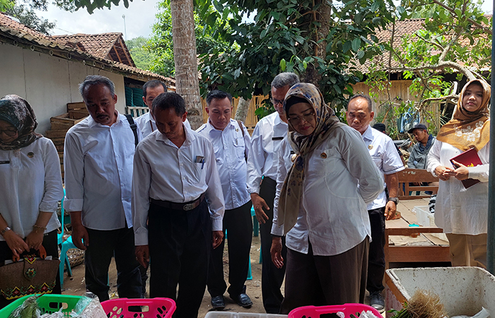 BANSOS: Pj Bupati sebelum menyerahkan BPNT yang sempat meninjau kebutuhan pokok yang akan diserahkan kepada 4.000 penerima manfaat.ANOM BAGASKORO/RADAR JOGJA&nbsp;