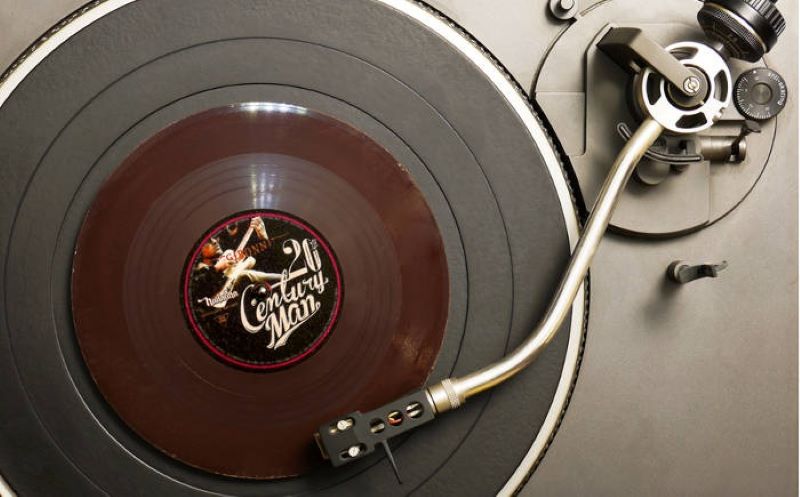 Piringan hitam atau kaset vinyl. Akhir-akhir ini ramai diburu sebabkan harga tinggi.