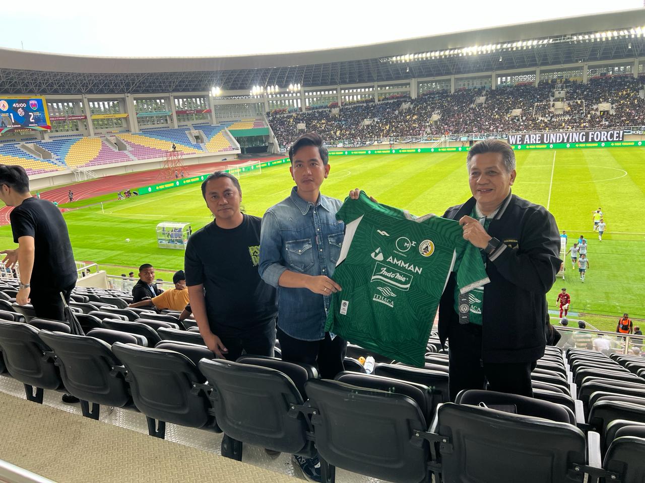 SPESIAL: Gibran Rakabuming Raka menyaksikan laga PSS Sleman kontra Persita Tangerang yang digelar di Stadion Manahan, Solo (27/2).