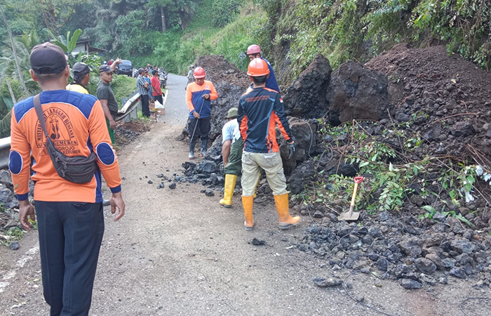 BERJIBAKU : Petugas BPBD Kebumen berupaya membersihkan material longsor di ruas jalan penghubung Kebumen-Banjarnegara.