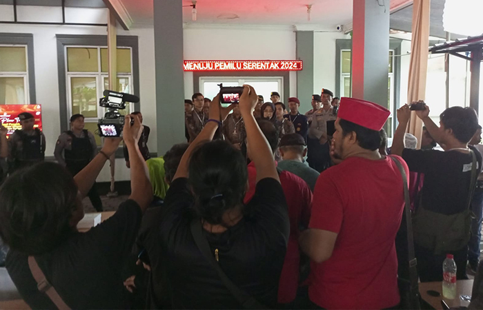 PROTES : Warga menggelar aksi unjuk rasa di halaman Kantor KPU Kebumen, (28/2). Mereka menyuarakan dugaan pelanggaran Pemilu 2024 secara terstruktur, massif, dan sistematis. M Hafied/Radar Jogja